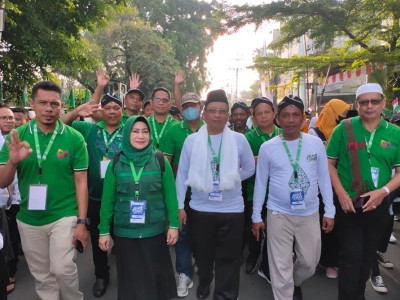 Kepala MTsN 1 Wakatobi, Mutiara, S.Pd.I mengikuti jalan santai pada peringatan 1 Abad NU